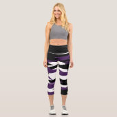 Schwarz, lila und weiß, abstrakt capri leggings (Vorderseite)