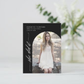 Schwarz Minimalistisch, dass sie es getan Abschlus Postkarte (Stehend Vorderseite)