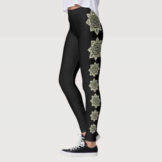 Schwarz mit cremefarbenen Medallien Leggings (Links)