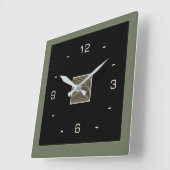 Schwarz mit Cremzahlen und Olive Border Squar Quadratische Wanduhr (Winkel)
