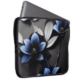SCHWARZ MIT DUNKELBLAUEN BLUME LAPTOPSCHUTZHÜLLE (Vorne Rechts)