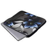 SCHWARZ MIT DUNKELBLAUEN BLUME LAPTOPSCHUTZHÜLLE (Vorne Knopf)