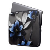 SCHWARZ MIT DUNKELBLAUEN BLUME LAPTOPSCHUTZHÜLLE (Vorderseite Links)