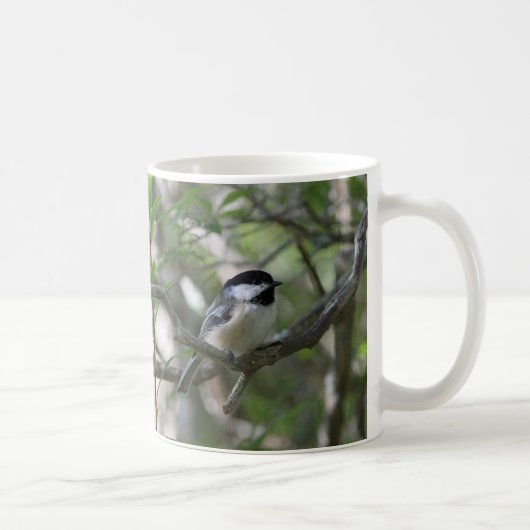 Schwarz-mit einer Kappe bedeckter Chickadee Kaffeetasse (Rechts)