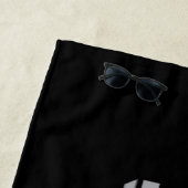 Schwarz mit grauem Text auf schwarzer, solider Far Strandtuch (Beispiel)