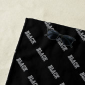 Schwarz mit grauem Text auf schwarzer, solider Far Strandtuch (Beispiel)