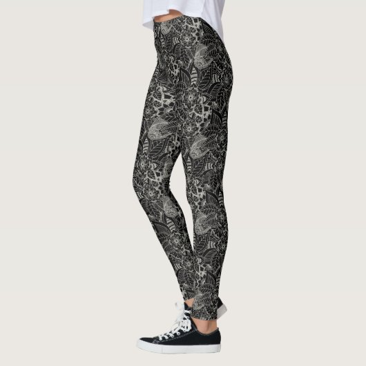 Schwarz mit hellgrauem, floralfarbenem Muster Leggings (Links)