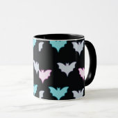 Schwarz mit pastellfarbenen Fledermäusen Halloween Tasse (VorderseiteRechts)