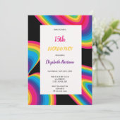 Schwarz mit Regenbogen-Groovy-Geburtstagsparty Einladung (Stehend Vorderseite)