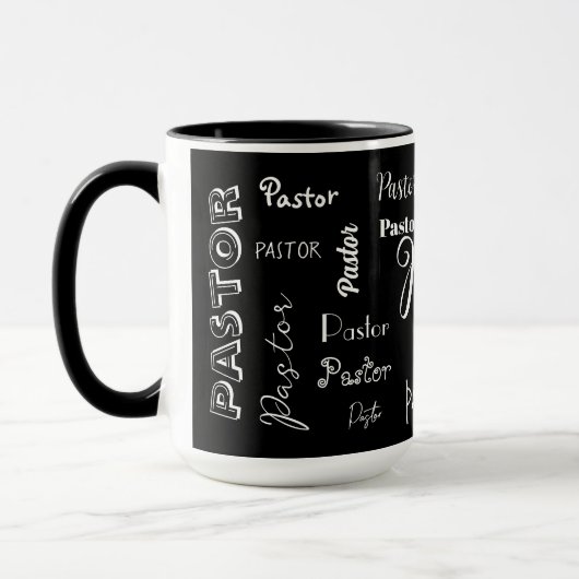 Schwarz mit weißem Schriftart Beliebte Pastor Sign Tasse (Links)