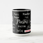Schwarz mit weißem Schriftart Beliebte Pastor Sign Tasse (Zentrum)