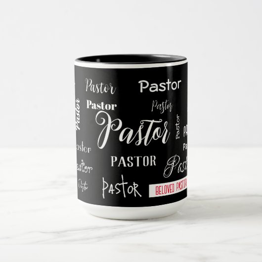 Schwarz mit weißem Schriftart Beliebte Pastor Sign Tasse (Zentrum)