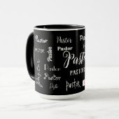 Schwarz mit weißem Schriftart Beliebte Pastor Sign Tasse (Vorderseite Links)