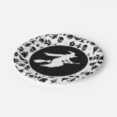 Schwarz mit weißer Hexe Halloween Pappteller (Schrägansicht)