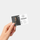 Schwarz-Modern-Minimal-ID-Strichcode-Mitarbeiter-F Ausweis (Handheld)