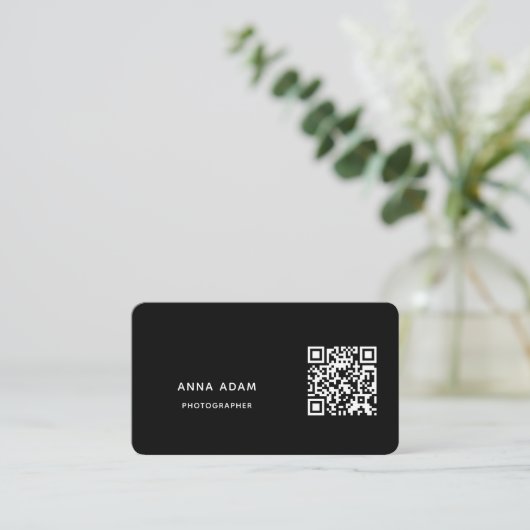 Schwarz, modern, Minimalistisch, einfach, QR-Code Visitenkarte (Stehend Vorderseite)