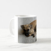 Schwarz-Mund Kanaillewelpe mit blauem Spielzeug Kaffeetasse (Vorderseite Links)