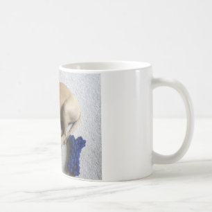 Schwarz-Mund Kanaillewelpe mit blauem Spielzeug Kaffeetasse