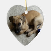 Schwarz-Mund Kanaillewelpe mit blauem Spielzeug Keramik Ornament (Rechts)