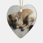 Schwarz-Mund Kanaillewelpe mit blauem Spielzeug Keramik Ornament (Links)