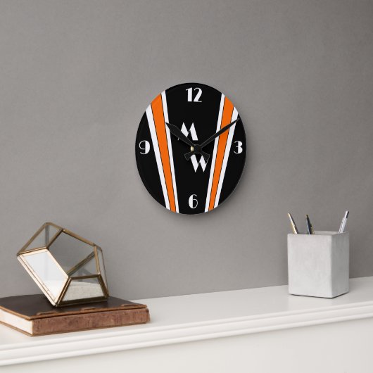 Schwarz-Orange Art Deco Design Mit Monogramm Runde Wanduhr (Büro)