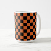 Schwarz-orange Halloween-Schachbrettmuster Kaffeetasse (VorderseiteRechts)