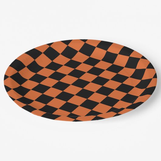 Schwarz-orange Halloween-Schachbrettmuster Pappteller (Schrägansicht)