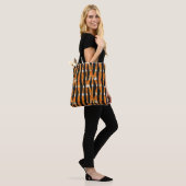 Schwarz-Orange-Streifenmuster Tasche (Am Model)