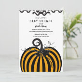 Schwarz & Orange Stripe Pumpkin Fall Babydusche Einladung (Stehend Vorderseite)
