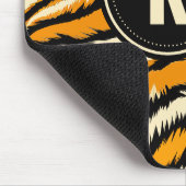 Schwarz Orange Tiger Streifen Muster Monogramm Mousepad (Ecke)