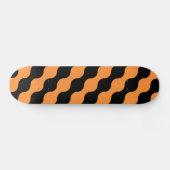 Schwarz, orangefarbene Retro-Kreise Kunstmuster Skateboard (Horizontal)