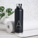 Schwarz Personalisiert Modern Monogram Large Trinkflasche<br><div class="desc">Beruflich aussehende und elegante, einfache und dezente große personalisierte Bezeichnung und erste Buchstaben Edelstahl Wasserflasche mit einer Custom Monogram in einem trendigen modernen und minimalen klassischen Sans Serif Schriftart für einen beruflichen, einfachen und männlichen Look. Auf einer schwarzen Metallflasche in Grau dargestellt, können die Textfarben und Schriftart gewechselt werden und...</div>