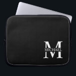 Schwarz-Personalisiert-Monogramm und Name Laptopschutzhülle<br><div class="desc">Personalisierte Monogramm- und Namensgeschenke mit personalisiert-weißem Monogramm im klassischen Serif-Schriftart-Stil mit einem Namenskasten in der Mitte des Monogramms auf schwarzem Hintergrund. Perfekt als väterliche Tagesgeschenke für Vater und Geschenke für jeden Anlass.</div>