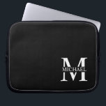 Schwarz-Personalisiert-Monogramm und Name Laptopschutzhülle<br><div class="desc">Personalisierte Monogramm- und Namensgeschenke mit personalisiert-weißem Monogramm im klassischen Serif-Schriftart-Stil mit einem Namenskasten in der Mitte des Monogramms auf schwarzem Hintergrund. Perfekt als väterliche Tagesgeschenke für Vater und Geschenke für jeden Anlass.</div>