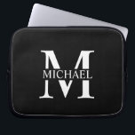 Schwarz-Personalisiert-Monogramm und Name Laptopschutzhülle<br><div class="desc">Personalisierte Monogramm- und Namensgeschenke mit personalisiert-weißem Monogramm im klassischen Serif-Schriftart-Stil mit einem Namenskasten in der Mitte des Monogramms auf schwarzem Hintergrund. Perfekt als väterliche Tagesgeschenke für Vater und Geschenke für jeden Anlass.</div>