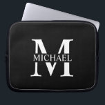 Schwarz-Personalisiert-Monogramm und Name Laptopschutzhülle<br><div class="desc">Personalisierte Monogramm- und Namensgeschenke mit personalisiert-weißem Monogramm im klassischen Serif-Schriftart-Stil mit einem Namenskasten in der Mitte des Monogramms auf schwarzem Hintergrund. Perfekt als väterliche Tagesgeschenke für Vater und Geschenke für jeden Anlass.</div>