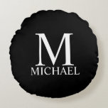 Schwarz-Personalisiert-Monogramm und Name Rundes Kissen<br><div class="desc">Personalisiert Monogram und Name Gift verfügen über personalisierte Monogramm und einen Namen im klassischen Serif-Schriftart auf schwarzem Hintergrund. Perfekt als Feriengeschenk,  Familienfavoriten,  Hauswärmespeck,  Hochzeitsgeschenk und Geschenk für jeden besondere Anlass. Wiedersehen..</div>