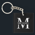 Schwarz-Personalisiert-Monogramm und Name Schlüsselanhänger<br><div class="desc">Personalisierte Monogramm- und Namensgeschenke mit personalisiert-weißem Monogramm im klassischen Serif-Schriftart-Stil mit einem Namenskasten in der Mitte des Monogramms auf schwarzem Hintergrund. Perfekt als väterliche Tagesgeschenke für Papa,  danke Geschenke für Trauzeugen und mehr.</div>