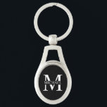 Schwarz-Personalisiert-Monogramm und Name Schlüsselanhänger<br><div class="desc">Personalisierte Monogramm- und Namensgeschenke mit personalisiert-weißem Monogramm im klassischen Serif-Schriftart-Stil mit einem Namenskasten in der Mitte des Monogramms auf schwarzem Hintergrund. Perfekt als väterliche Tagesgeschenke für Papa,  danke Geschenke für Trauzeugen und mehr.</div>
