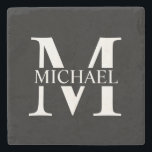 Schwarz-Personalisiert-Monogramm und Name Steinuntersetzer<br><div class="desc">Personalisierte Monogramm- und Namensgeschenke mit personalisiert-weißem Monogramm im klassischen Serif-Schriftart-Stil mit einem Namenskasten in der Mitte des Monogramms auf schwarzem Hintergrund. Perfekt als Wohngestaltungen,  Hauswärme Geschenke,  Feriengeschenke für Familien,  Neuvermählte und mehr.</div>