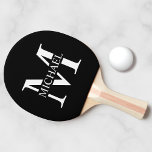 Schwarz-Personalisiert-Monogramm und Name Tischtennis Schläger<br><div class="desc">Personalisierte Monogramm- und Namensgeschenke mit personalisiert-weißem Monogramm im klassischen Serif-Schriftart-Stil mit einem Namenskasten in der Mitte des Monogramms auf schwarzem Hintergrund. Perfekt als väterliche Tagesgeschenke für Vater und Geschenke für jeden Anlass.</div>