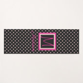 Schwarz-Pink-Polka-Dot-Trendy-Monogramm Yogamatte (Vorderseite (Horizontal))
