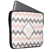 Schwarz Pink Zickzack Muster Monogramm Laptopschutzhülle (Vorne Rechts)