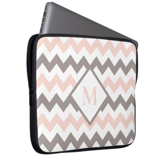 Schwarz Pink Zickzack Muster Monogramm Laptopschutzhülle (Vorne Rechts)