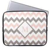 Schwarz Pink Zickzack Muster Monogramm Laptopschutzhülle (Vorderseite)