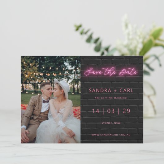 Schwarz-Rosa Neonleuchte Save the Date eindringen Einladung (Stehend Vorderseite)