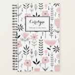 Schwarz-Rosa-skandinavisches Muster Planer<br><div class="desc">Schreiben Sie Ihre Pläne und Zeitplan mit diesem skandinavisch inspirierten Notebook. Es zeichnet sich durch ein schwarz-rosa Blumenmuster aus. Personalisieren Sie diese,  indem Sie Ihren Namen oder Ihre kurze Phrase hinzufügen. Dieser Blumenplaner ist ein personalisiertes Geschenk. Matching-Elemente sind verfügbar.</div>