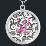Schwarz, Rosa, Weiße Damaske Bridesmaid Pendant Versilberte Kette<br><div class="desc">Diese mit Monogramm,  schwarz-weiße Damast-Halskette wäre ein besonderes Mémento für alle Damen in Ihrer Hochzeitsfeier. Ändern Sie das Monogramm auf die,  die Sie benötigen. E-Mail niteowlstudio@gmail.com ,  wenn Sie Hilfe benötigen,  um dies so zu personalisieren,  wie Sie gewollt haben. Die passende Hochzeitseinladung ist unten gezeigt.</div>