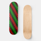 Schwarz Rot Grün Streifen Muster Skateboard (Vorderseite)