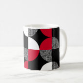 Schwarz, rot, kariertes geometrisches Muster. Kaffeetasse (VorderseiteRechts)